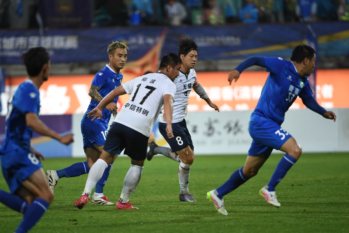 赛前突围战来临,上海久事围绕英超篮板制胜,目标明确,年轻球员得到机会 赛前突围战来临,上海久事围绕英超篮板制胜,目标明确,年轻球员得到机会