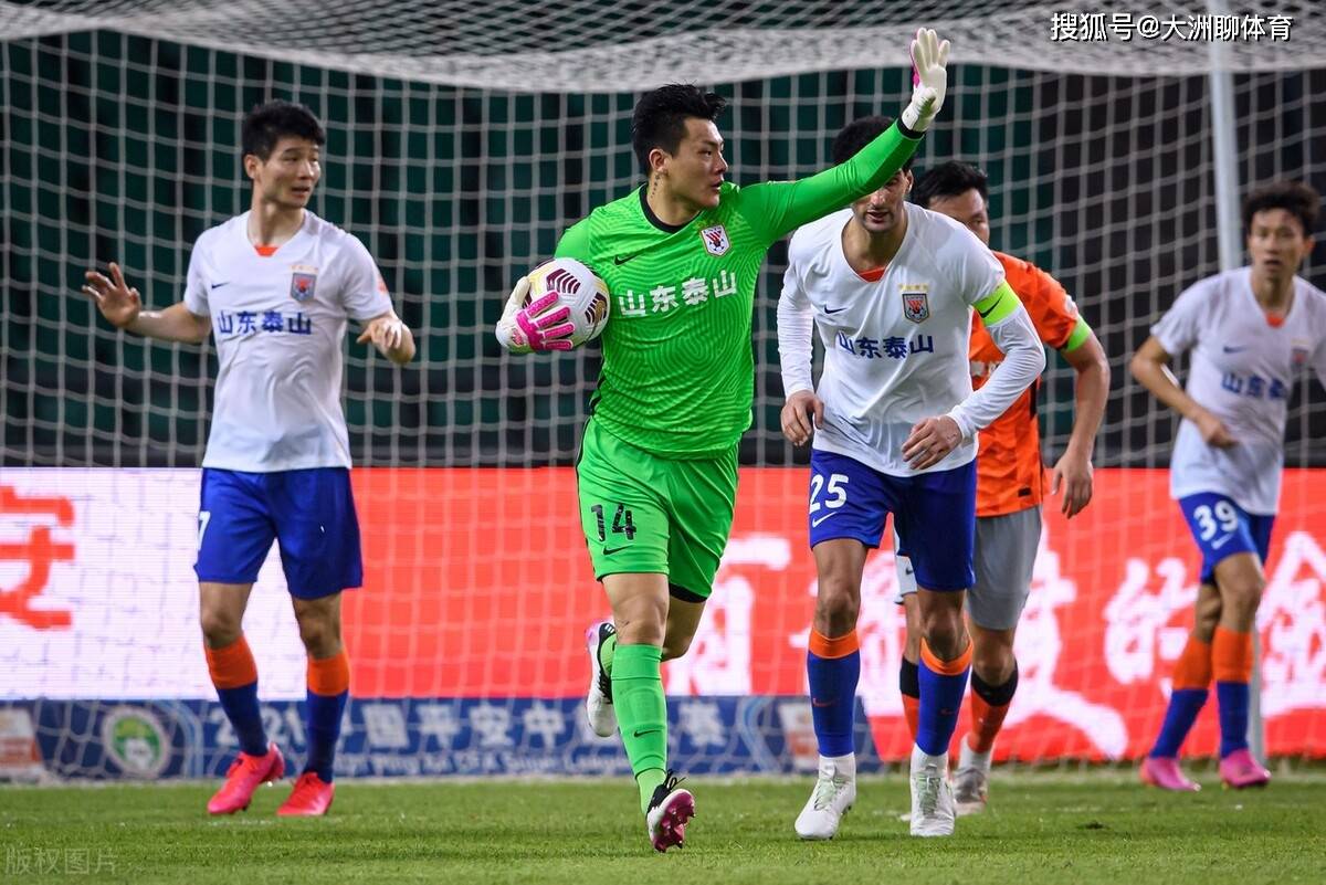 集结日体能课后;金州勇士队长鼓劲备战中超;媒体盛赞;阵容厚度经受考验的简单介绍 集结日体能课后;金州勇士队长鼓劲备战中超;媒体盛赞;阵容厚度经受考验的简单介绍