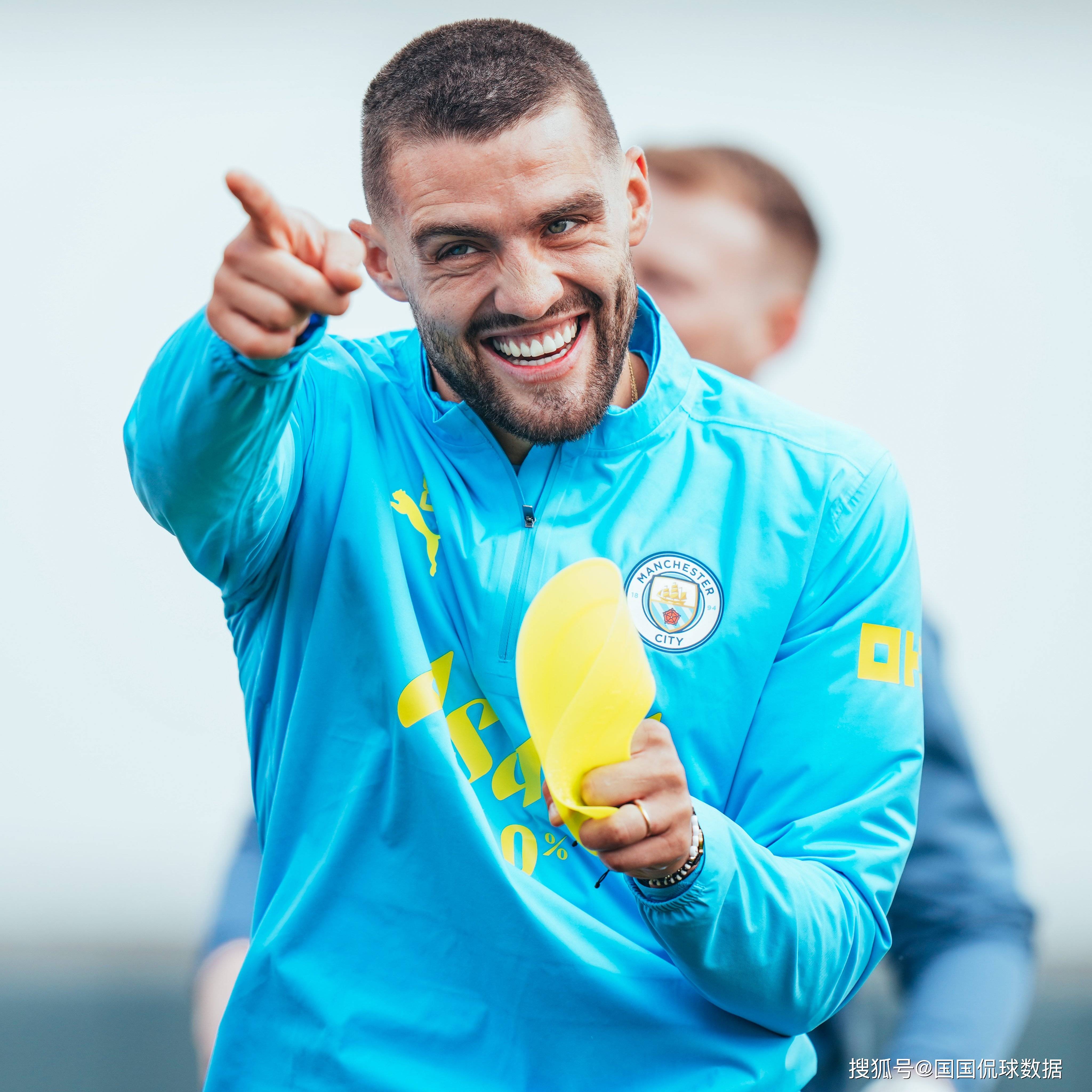 清晨社区盾传出新动向，曼联外线爆发，管理层表态：球迷炸锅，球探报告显示潜力 