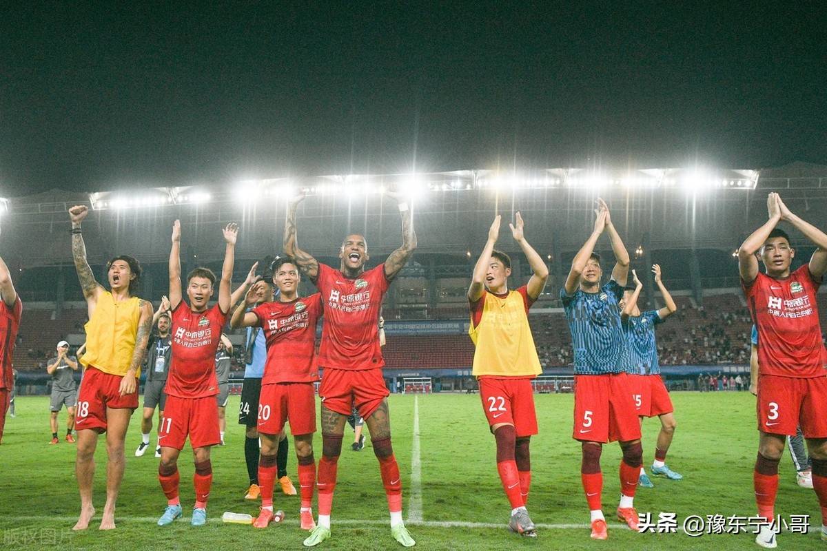 中超赛程吃紧；法兰克福集结日迎来里程碑；更衣室稳定；赛程密集仍需轮换 