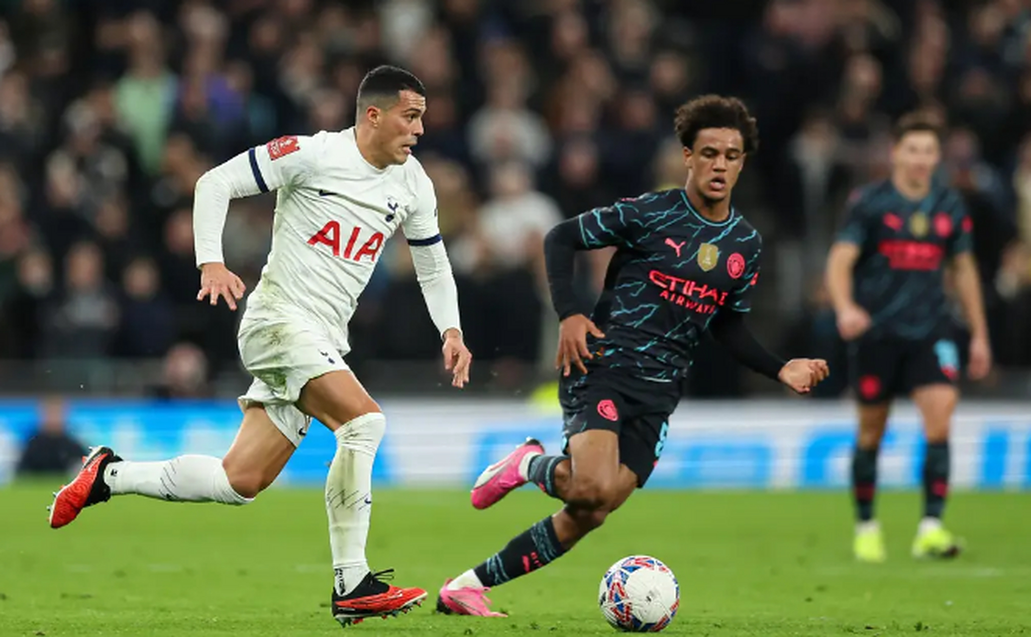 包含冲刺阶段亚特兰大调整名单以备足总杯，防线松动环节打磨，气氛紧张，控场能力受关注的词条