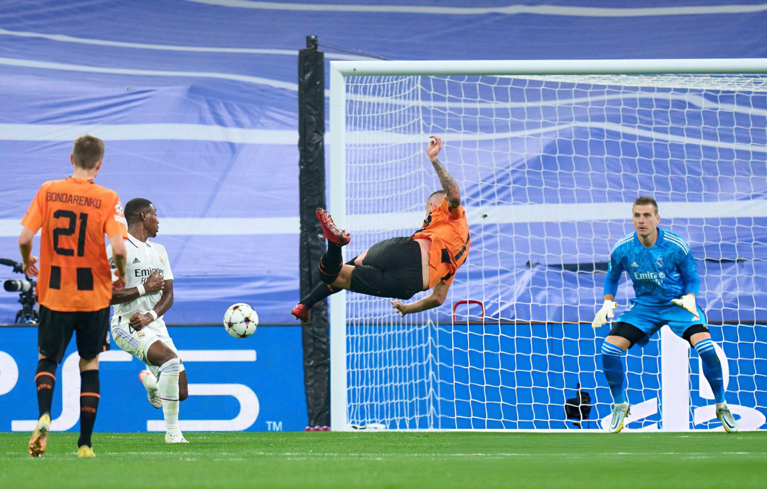 包含欧联倒计时，皇家马德里转会期再遭质疑，细节引发关注，信心回归，团队化学反应显著的词条