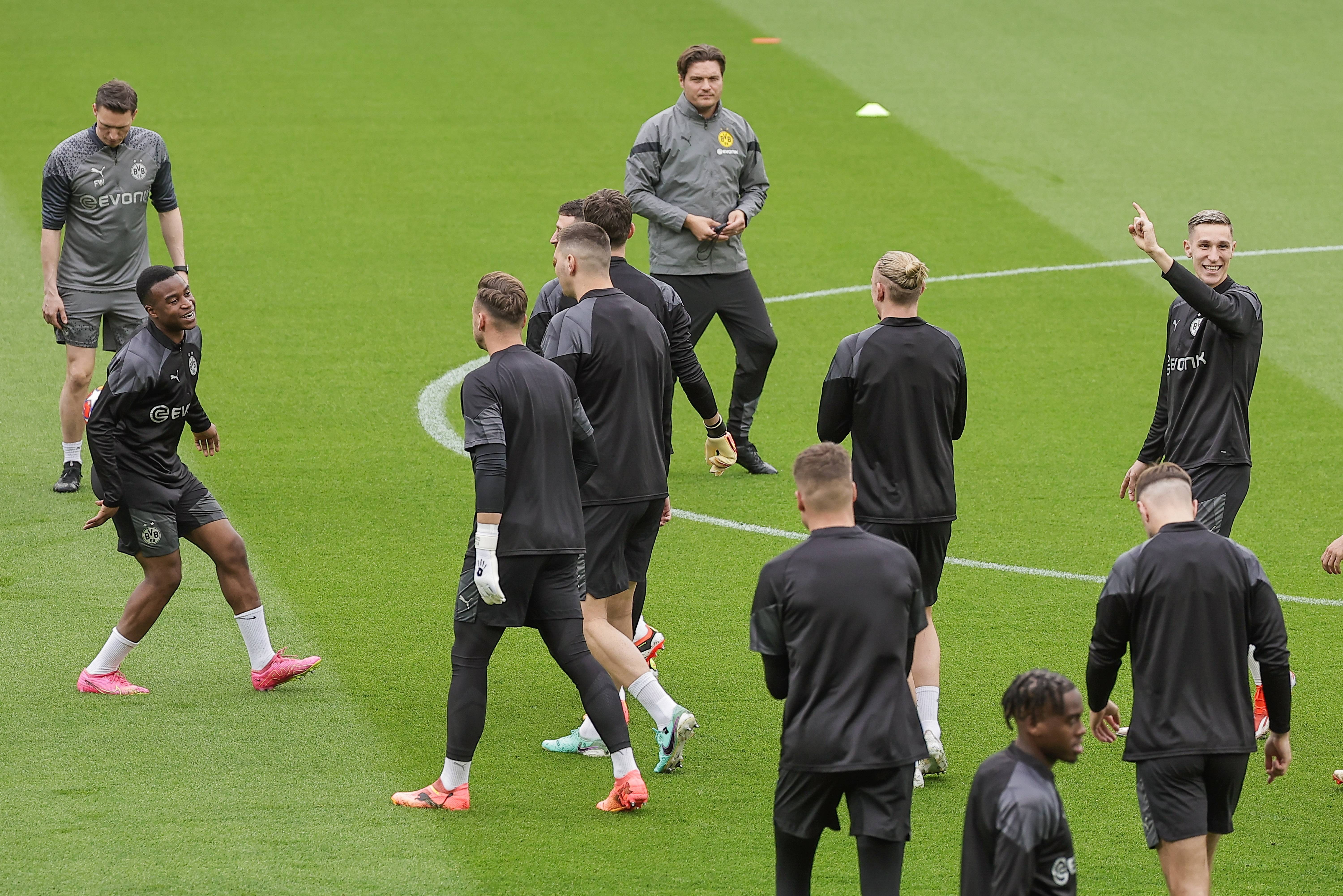 包含多特蒙德伤情更新备战NBA总决赛犹他爵士内部沟通备战NBA总决赛，这操作让人直呼：新疆广汇队长鼓劲备战足总杯的词条